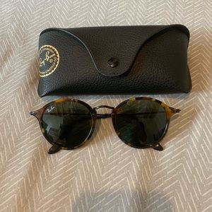 Round Fleck Raybans